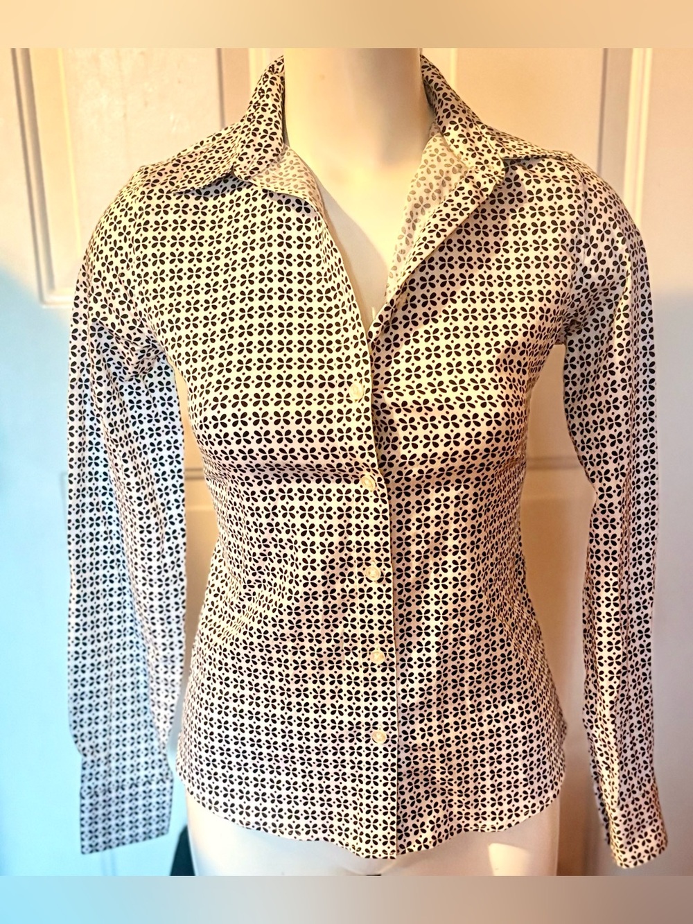 Black/White Cotton blend blouse, Banana Republic Non-Iron Fitted, Womens size 0